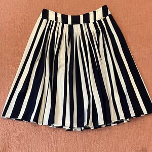 St. John silk navy striped A-Line pleated Skirt wm’s size 2 W26L23